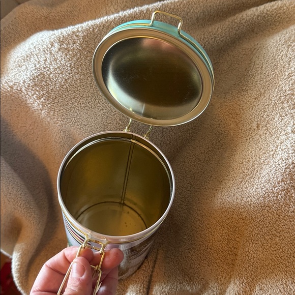 Butter Fudge Tin with Portrait Design by Hudsons Bay - Picture 7 of 7